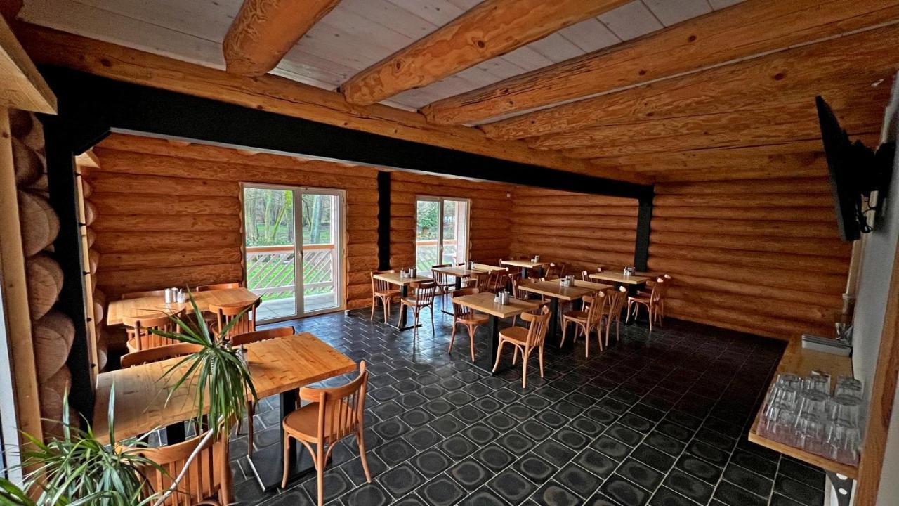 Penzion A Kemp Harasov Vysoka  Buitenkant foto